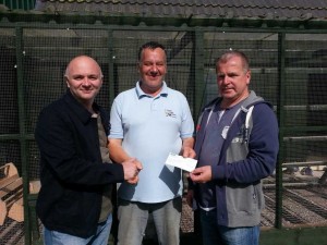 Sean Diamond NCC presents the winners cheque to Cookstown Sizzlers. Glen Smith (l) and on the right Karl Murphy.  