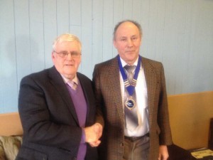 Herbie Boyd (l) congratulates the new NIPA President Alan Darragh. 